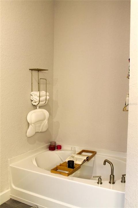 待售: $324,800 (4 贝兹, 2 浴室, 1825 平方英尺)