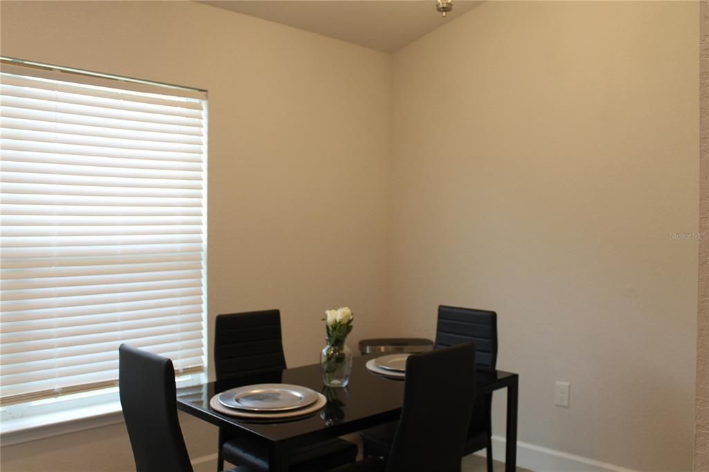 待售: $324,800 (4 贝兹, 2 浴室, 1825 平方英尺)