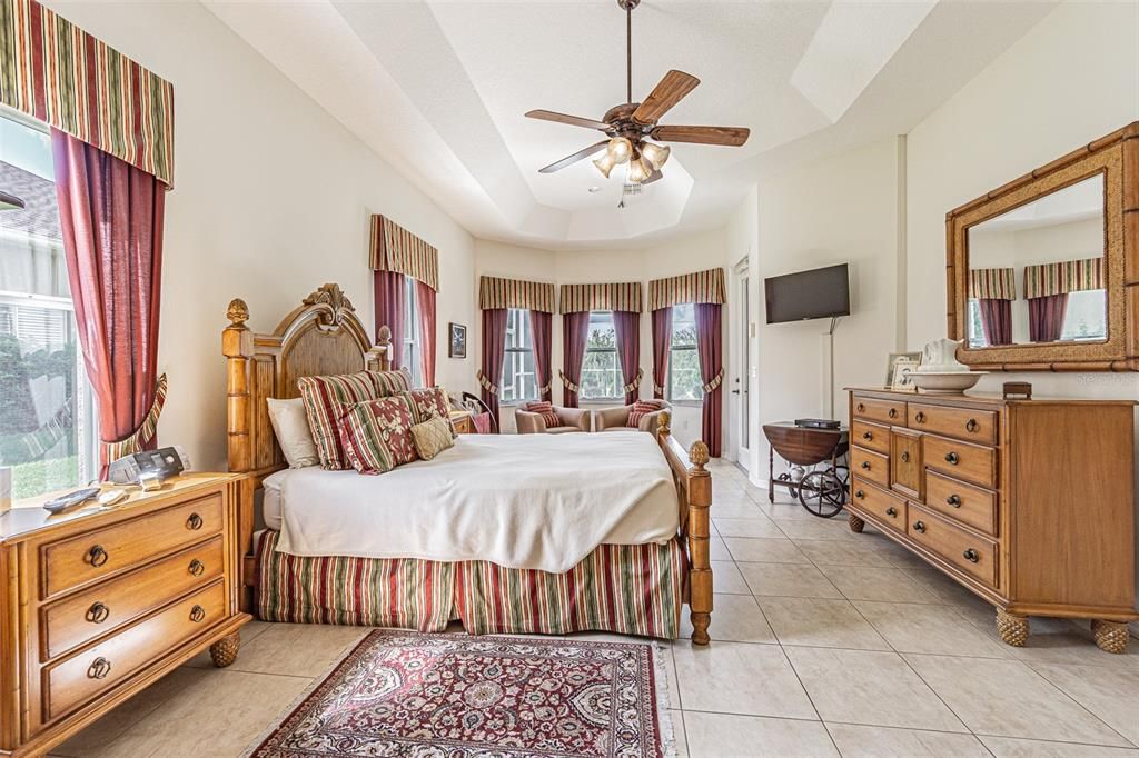 Activo con contrato: $695,000 (4 camas, 3 baños, 2601 Pies cuadrados)