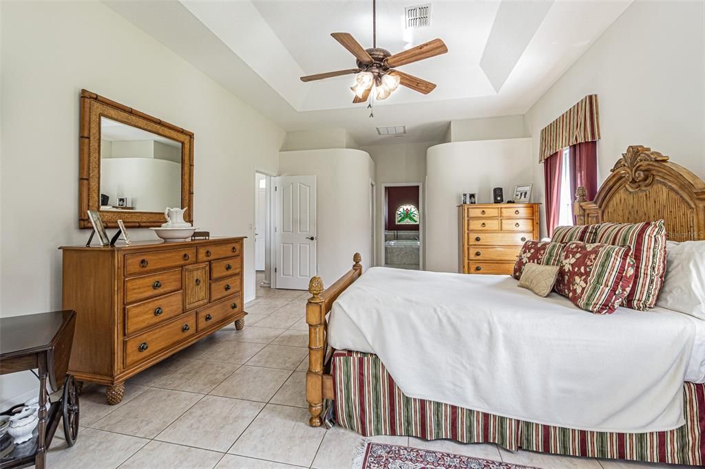 Activo con contrato: $695,000 (4 camas, 3 baños, 2601 Pies cuadrados)