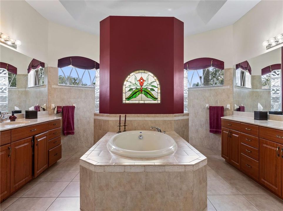 Activo con contrato: $695,000 (4 camas, 3 baños, 2601 Pies cuadrados)