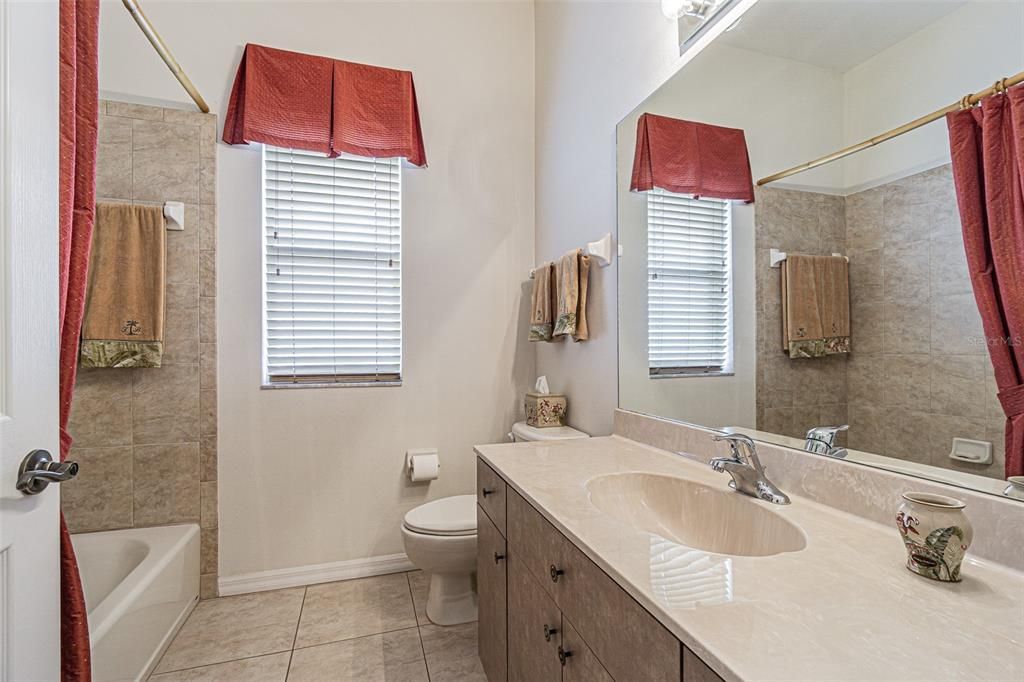 Activo con contrato: $695,000 (4 camas, 3 baños, 2601 Pies cuadrados)