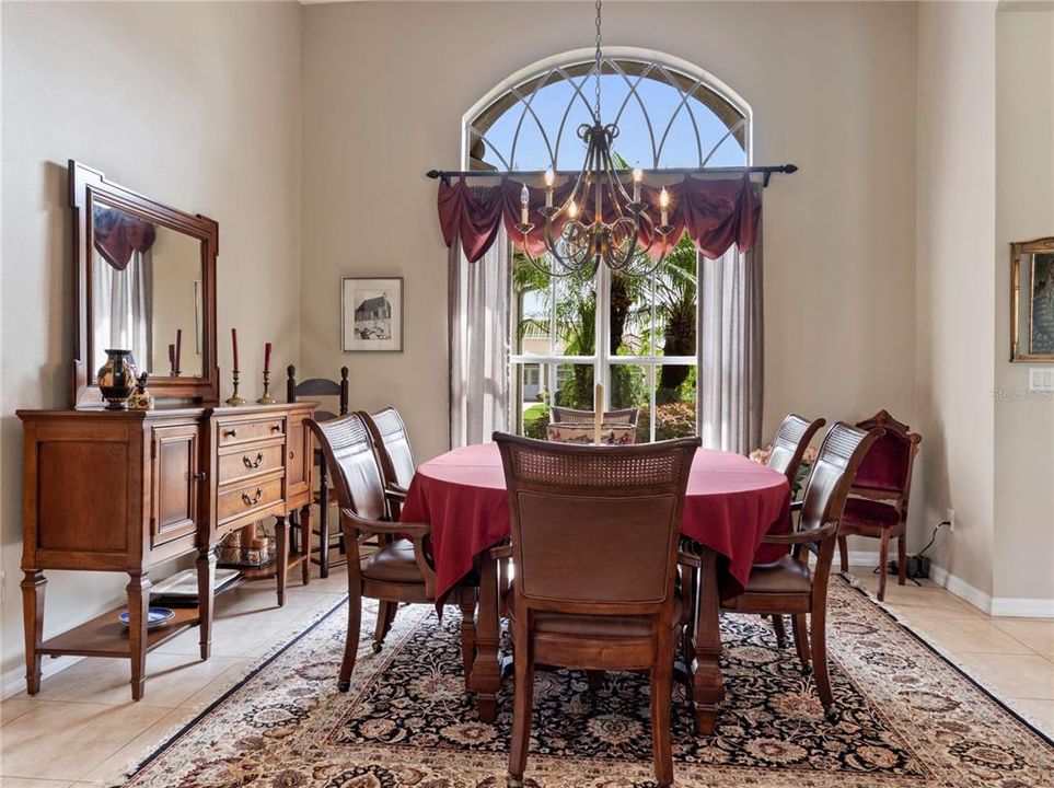 Activo con contrato: $695,000 (4 camas, 3 baños, 2601 Pies cuadrados)