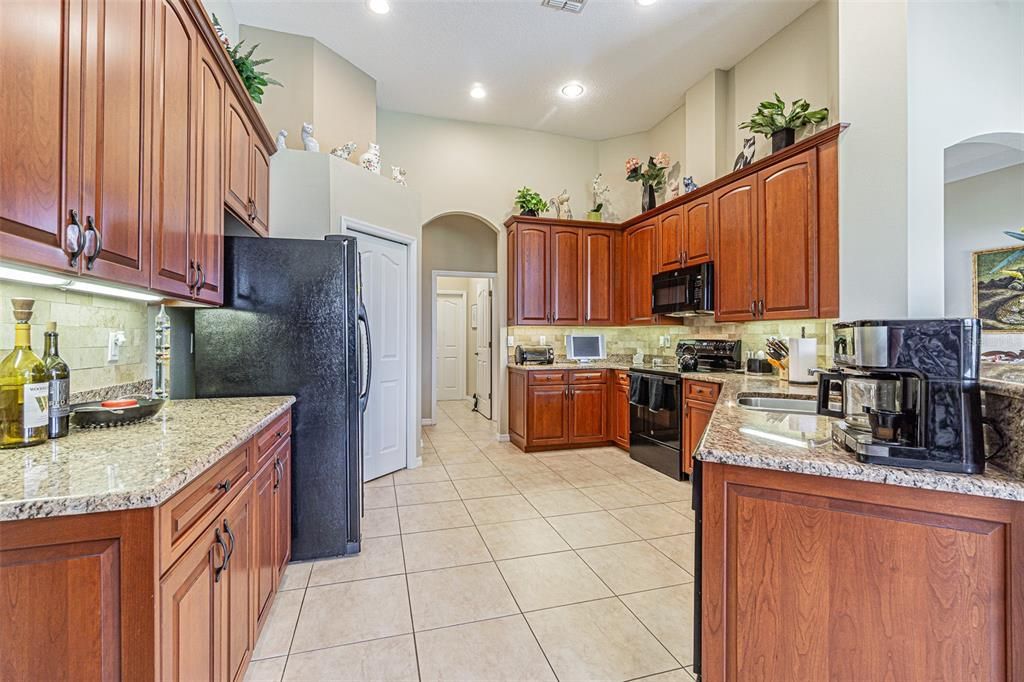 Activo con contrato: $695,000 (4 camas, 3 baños, 2601 Pies cuadrados)