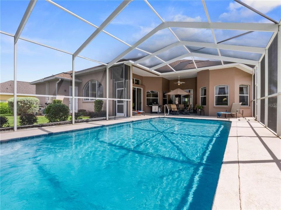 Activo con contrato: $695,000 (4 camas, 3 baños, 2601 Pies cuadrados)