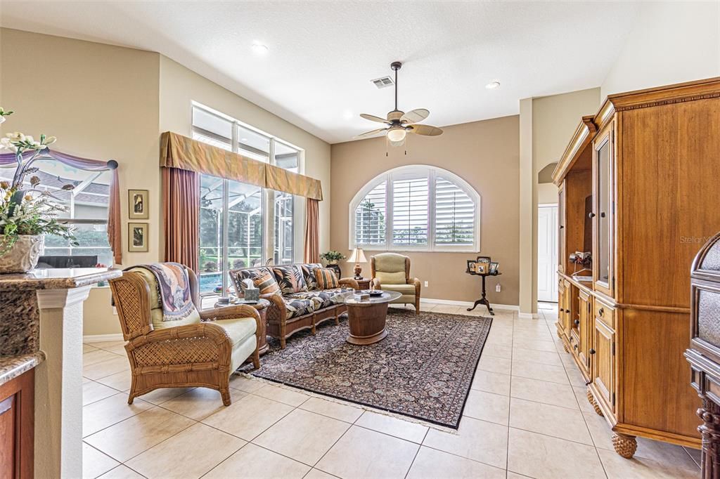 Activo con contrato: $695,000 (4 camas, 3 baños, 2601 Pies cuadrados)