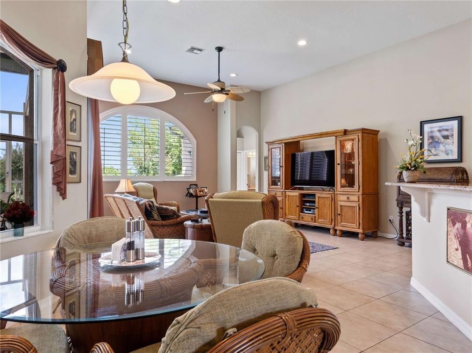 Activo con contrato: $695,000 (4 camas, 3 baños, 2601 Pies cuadrados)