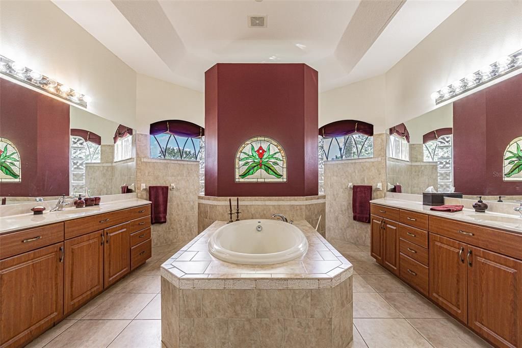 Activo con contrato: $695,000 (4 camas, 3 baños, 2601 Pies cuadrados)