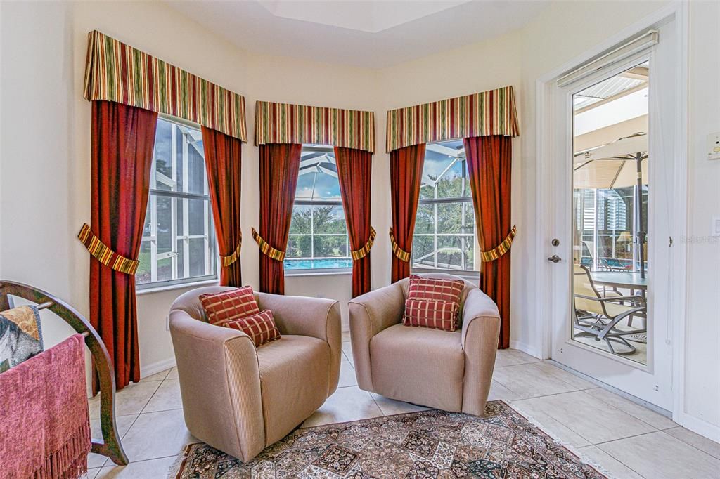 Activo con contrato: $695,000 (4 camas, 3 baños, 2601 Pies cuadrados)