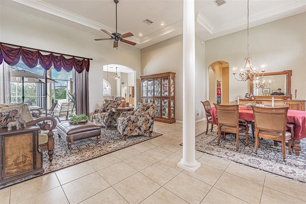 Activo con contrato: $695,000 (4 camas, 3 baños, 2601 Pies cuadrados)