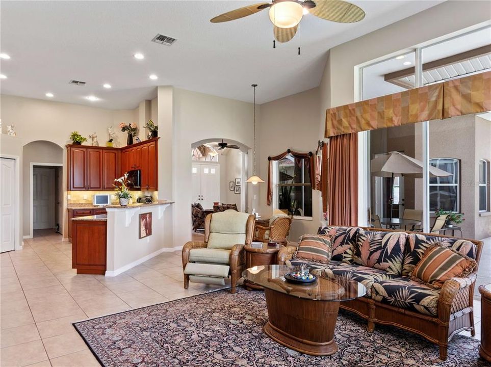 Activo con contrato: $695,000 (4 camas, 3 baños, 2601 Pies cuadrados)