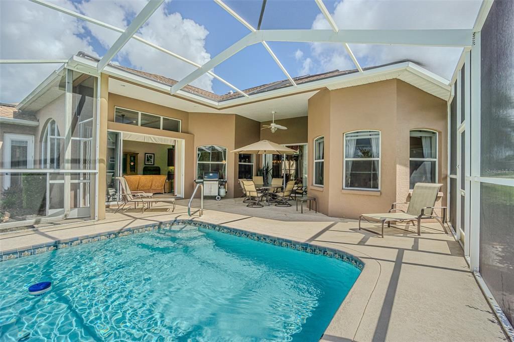 Activo con contrato: $695,000 (4 camas, 3 baños, 2601 Pies cuadrados)