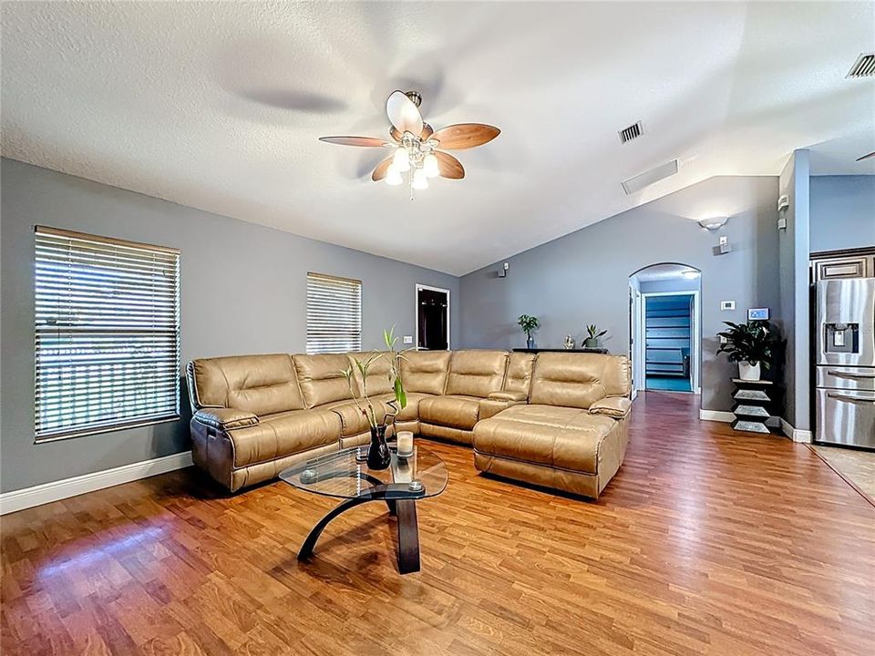 待售: $392,200 (3 贝兹, 2 浴室, 2035 平方英尺)