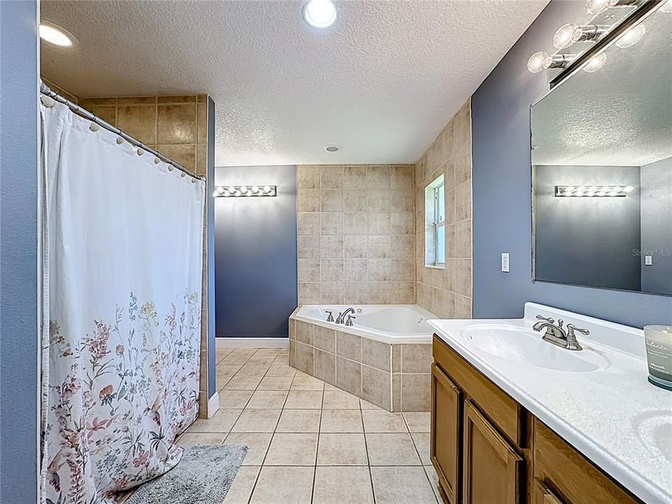 待售: $392,200 (3 贝兹, 2 浴室, 2035 平方英尺)