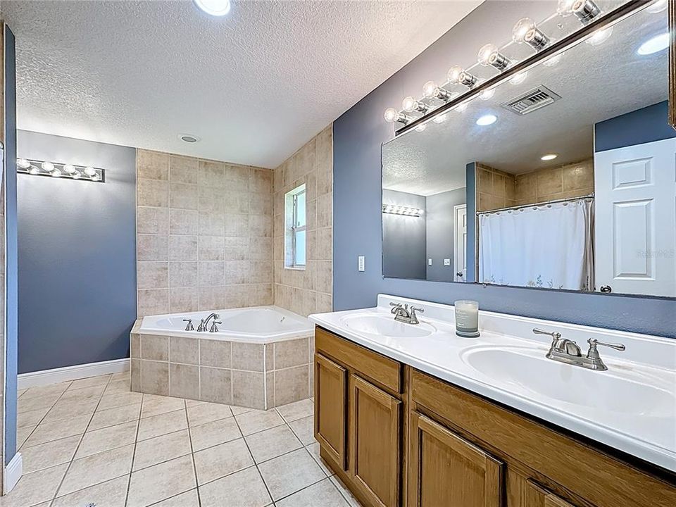 待售: $392,200 (3 贝兹, 2 浴室, 2035 平方英尺)