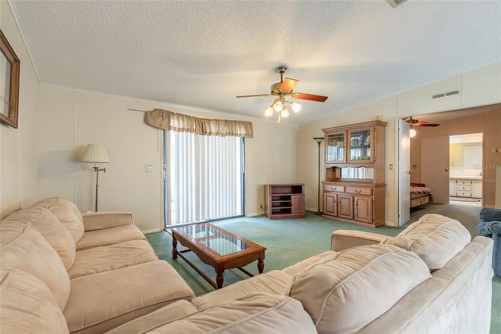 Activo con contrato: $325,000 (3 camas, 2 baños, 1500 Pies cuadrados)