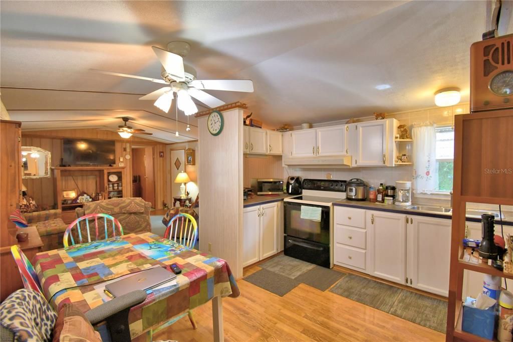 Под контрактом: $199,900 (2 спален, 1 ванн, 624 Квадратных фут)