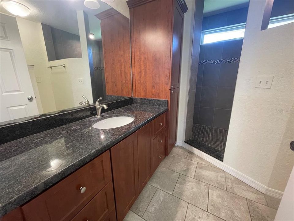 For Rent: $2,600 (4 beds, 2 baths, 1956 Square Feet)