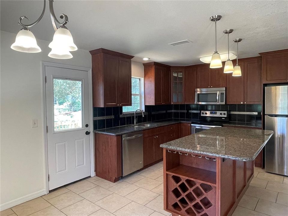 For Rent: $2,600 (4 beds, 2 baths, 1956 Square Feet)