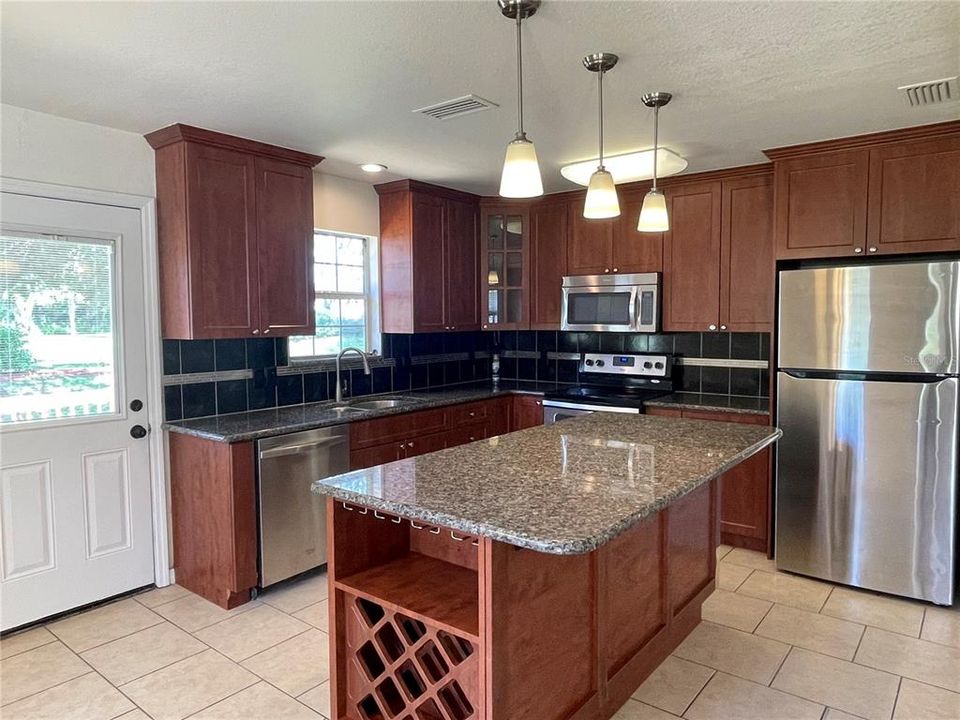 For Rent: $2,600 (4 beds, 2 baths, 1956 Square Feet)