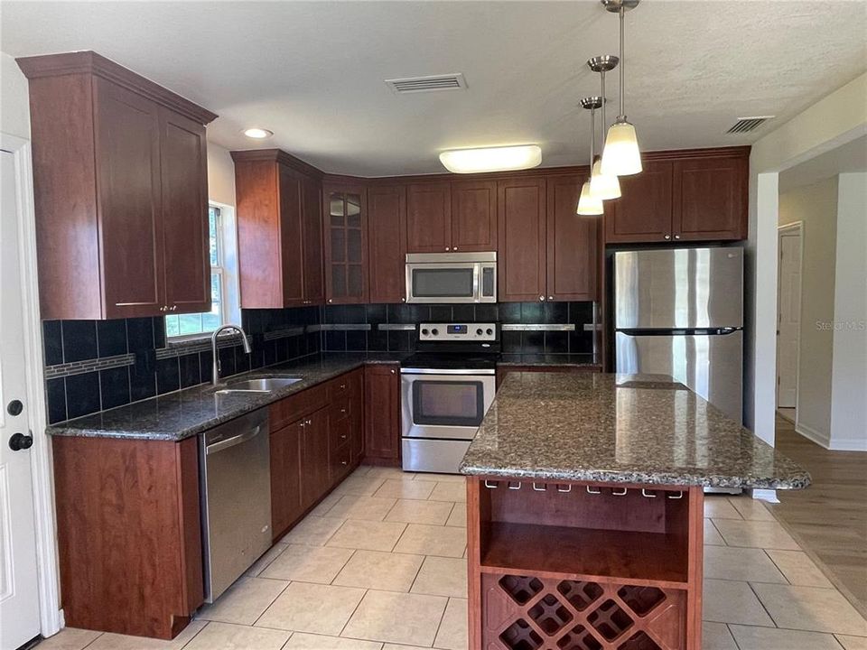 For Rent: $2,600 (4 beds, 2 baths, 1956 Square Feet)