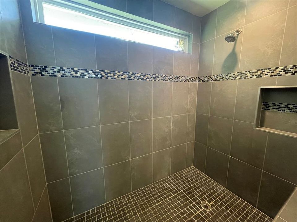 For Rent: $2,600 (4 beds, 2 baths, 1956 Square Feet)