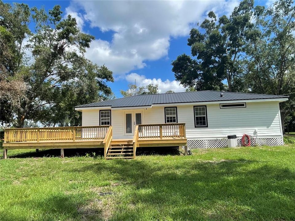 For Rent: $2,600 (4 beds, 2 baths, 1956 Square Feet)