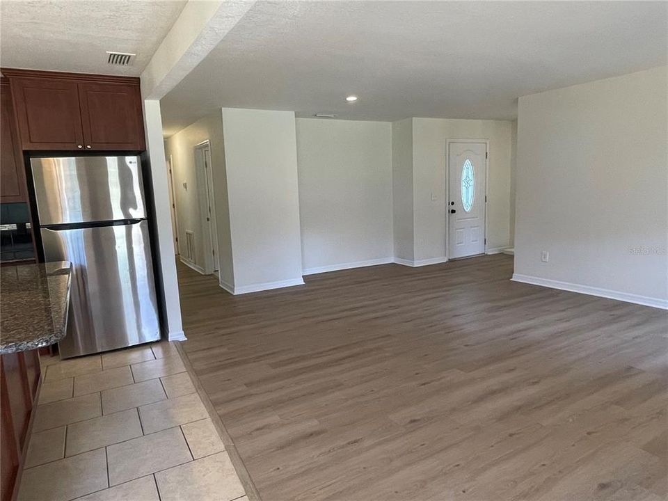 For Rent: $2,600 (4 beds, 2 baths, 1956 Square Feet)