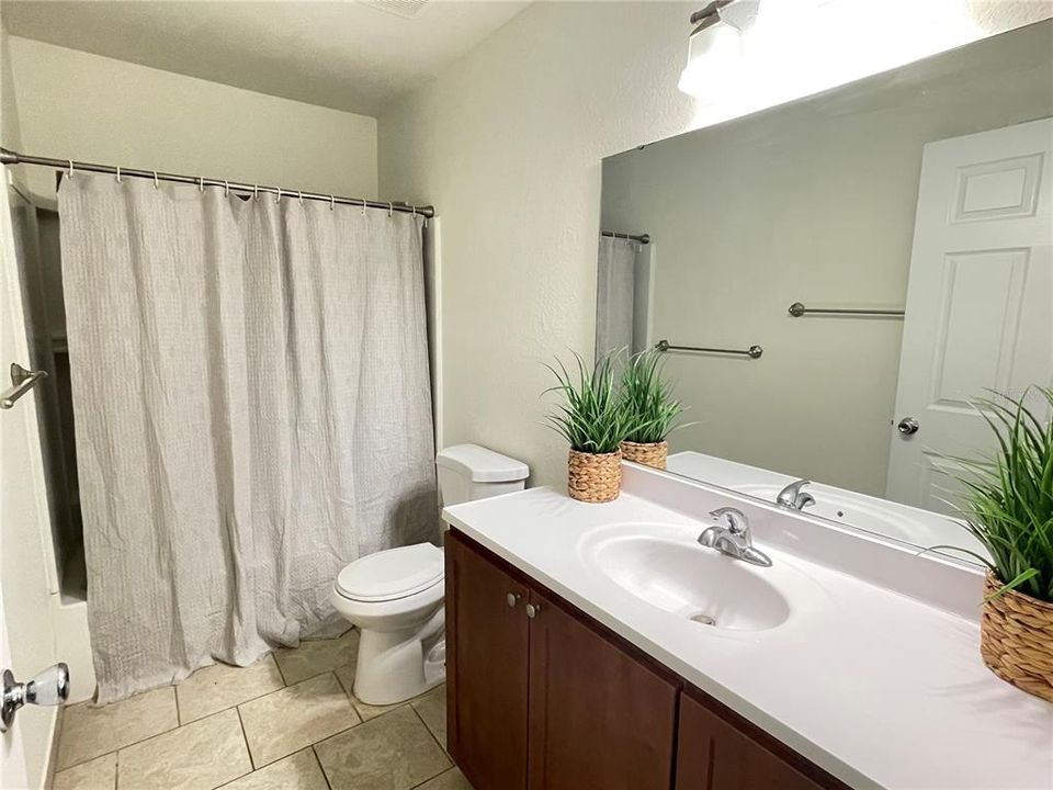 For Rent: $2,600 (4 beds, 2 baths, 1956 Square Feet)