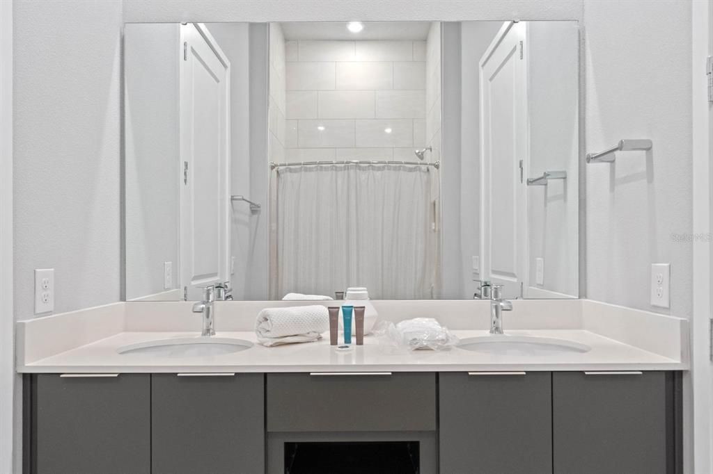 En Venta: $649,000 (5 camas, 4 baños, 2630 Pies cuadrados)