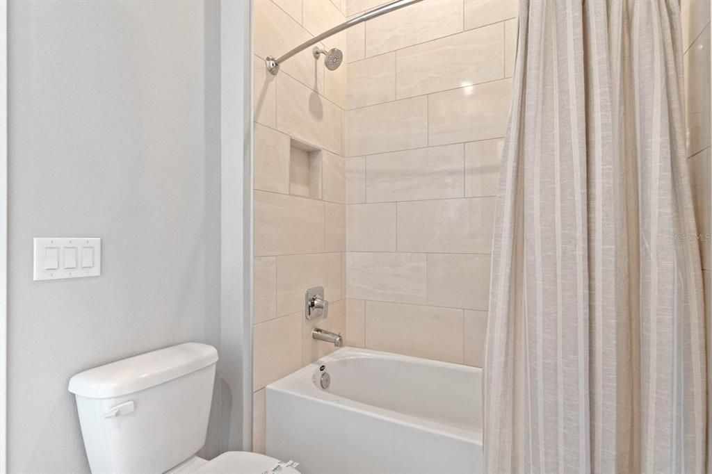 En Venta: $649,000 (5 camas, 4 baños, 2630 Pies cuadrados)