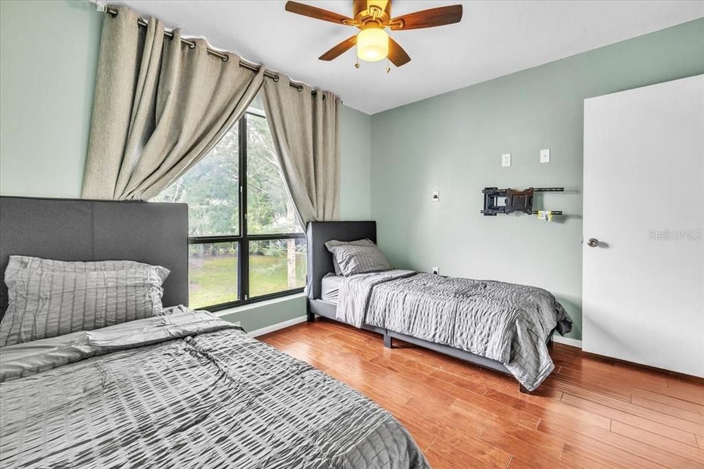 Под контрактом: $224,000 (3 спален, 2 ванн, 1419 Квадратных фут)