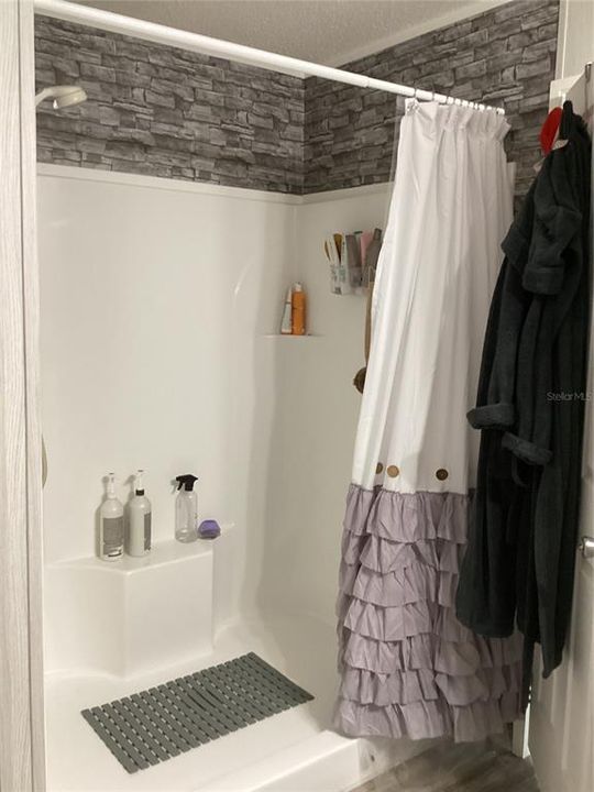 Под контрактом: $189,900 (3 спален, 2 ванн, 1065 Квадратных фут)