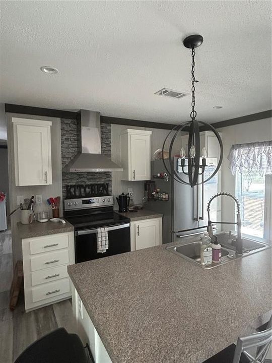 Под контрактом: $189,900 (3 спален, 2 ванн, 1065 Квадратных фут)