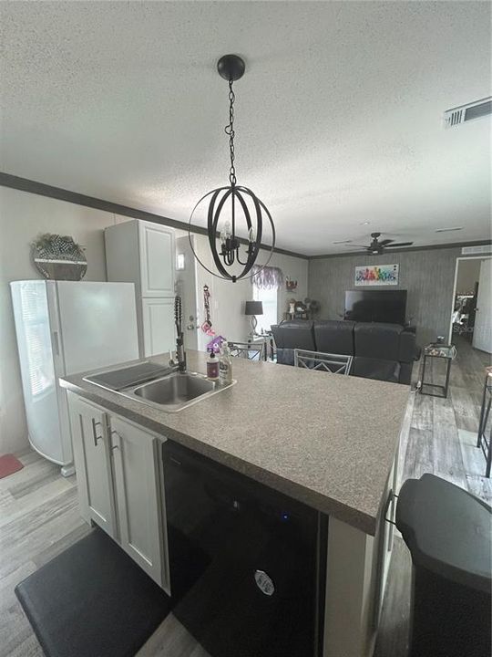 Под контрактом: $189,900 (3 спален, 2 ванн, 1065 Квадратных фут)