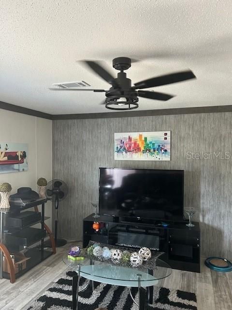 Под контрактом: $189,900 (3 спален, 2 ванн, 1065 Квадратных фут)