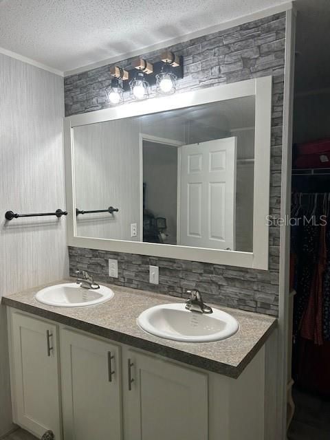 Под контрактом: $189,900 (3 спален, 2 ванн, 1065 Квадратных фут)