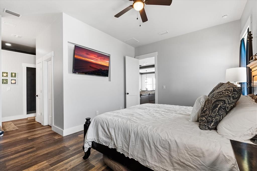 For Sale: $899,000 (5 beds, 2 baths, 3200 Square Feet)