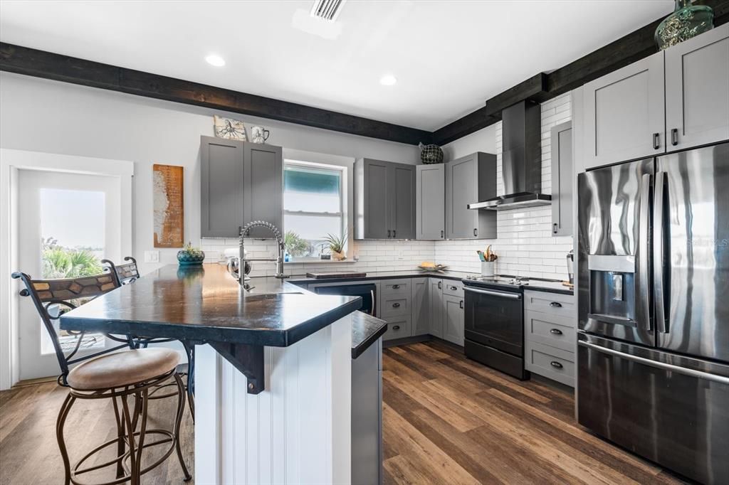 For Sale: $899,000 (5 beds, 2 baths, 3200 Square Feet)