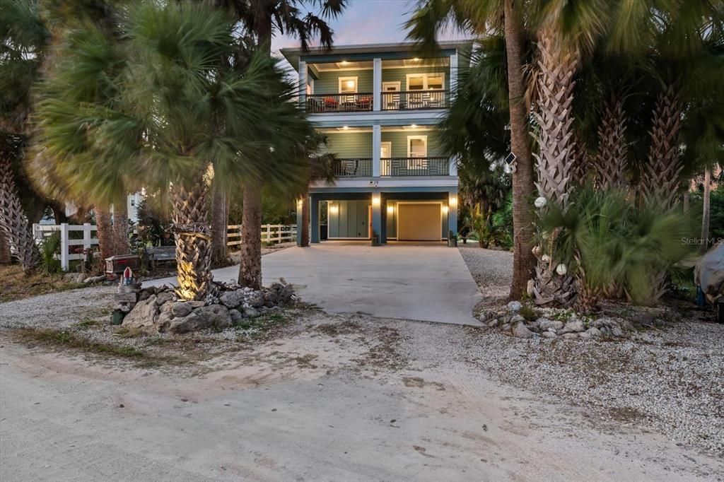 For Sale: $899,000 (5 beds, 2 baths, 3200 Square Feet)