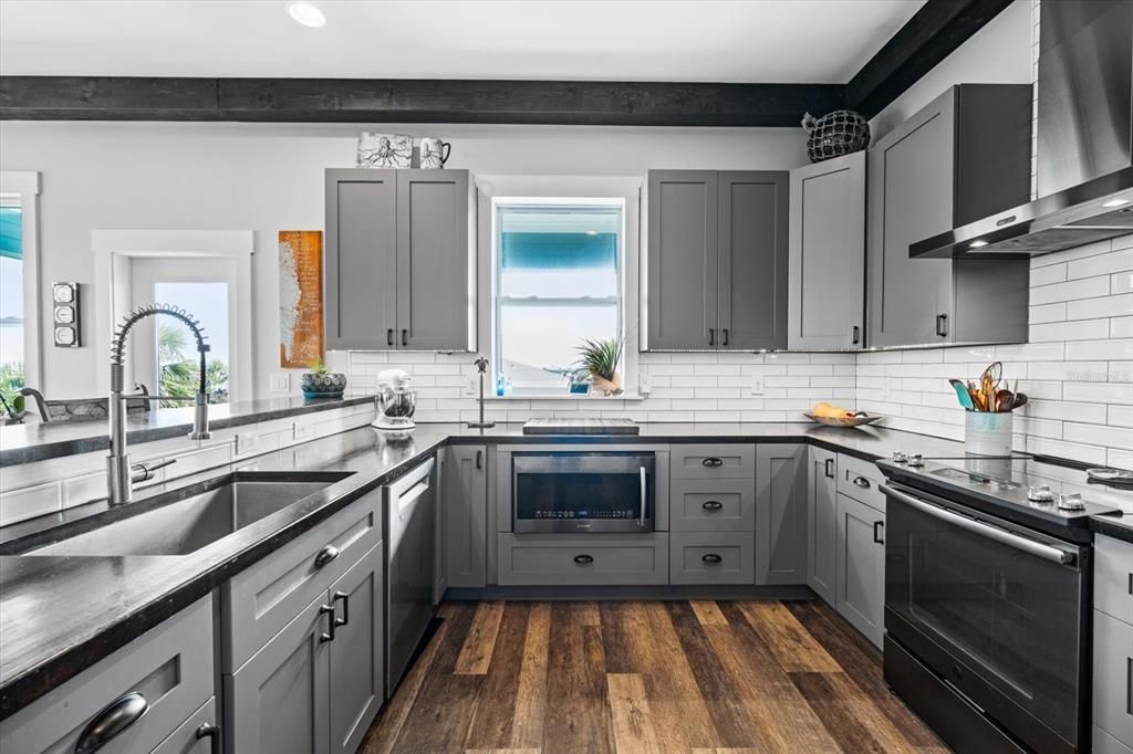 For Sale: $899,000 (5 beds, 2 baths, 3200 Square Feet)