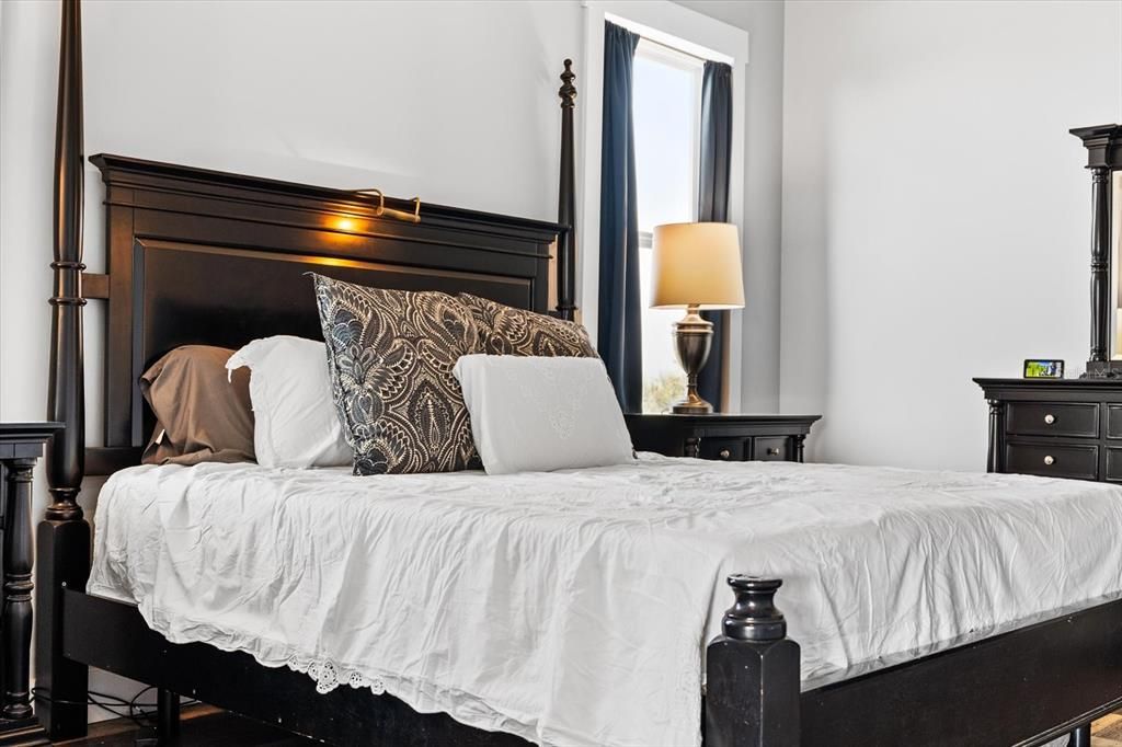 For Sale: $899,000 (5 beds, 2 baths, 3200 Square Feet)