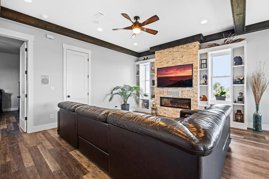 For Sale: $899,000 (5 beds, 2 baths, 3200 Square Feet)