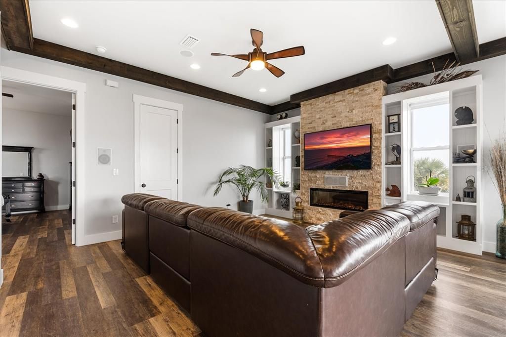 For Sale: $899,000 (5 beds, 2 baths, 3200 Square Feet)