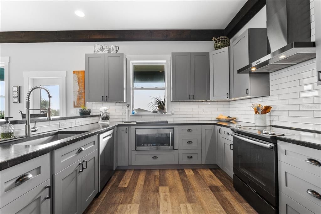 For Sale: $899,000 (5 beds, 2 baths, 3200 Square Feet)