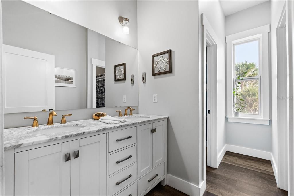 For Sale: $899,000 (5 beds, 2 baths, 3200 Square Feet)