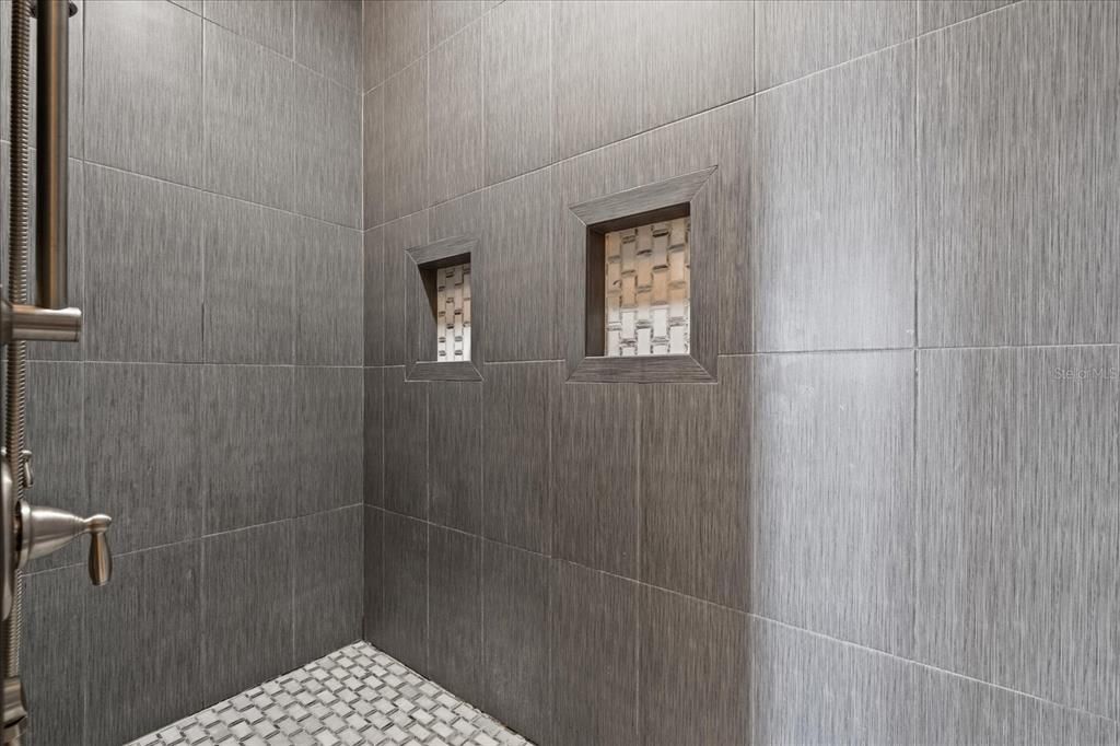 For Sale: $899,000 (5 beds, 2 baths, 3200 Square Feet)