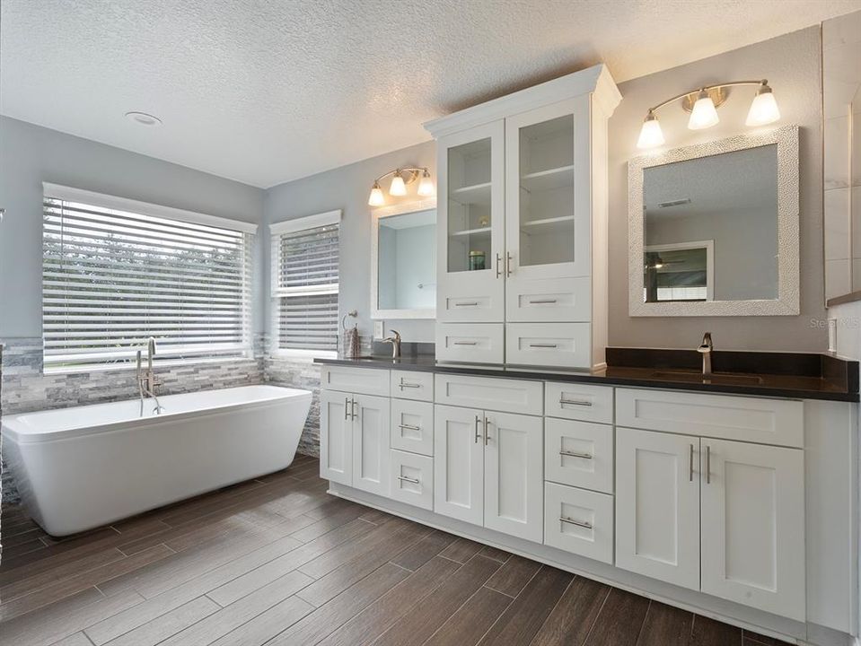 合同活跃: $675,000 (4 贝兹, 3 浴室, 3355 平方英尺)