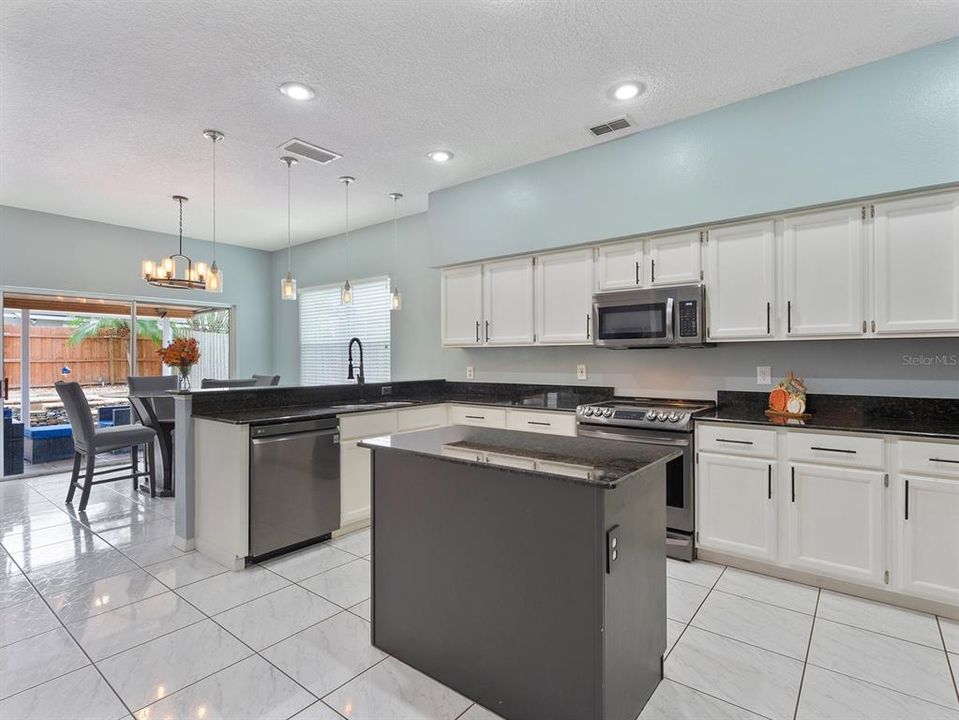 合同活跃: $675,000 (4 贝兹, 3 浴室, 3355 平方英尺)