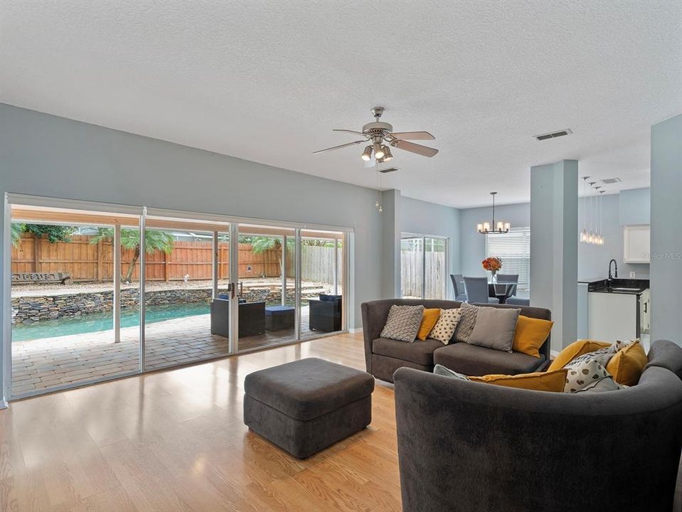 合同活跃: $675,000 (4 贝兹, 3 浴室, 3355 平方英尺)